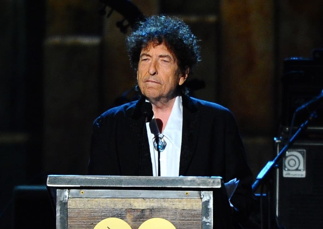 Aunque Bob Dylan le puso el caminó difícil a la Academia Sueca, el 2016 será recordado por ser el año en el que un cantante y compositor de rock fue reconocido, entre polémica, con un Premio Nobel de literatura.