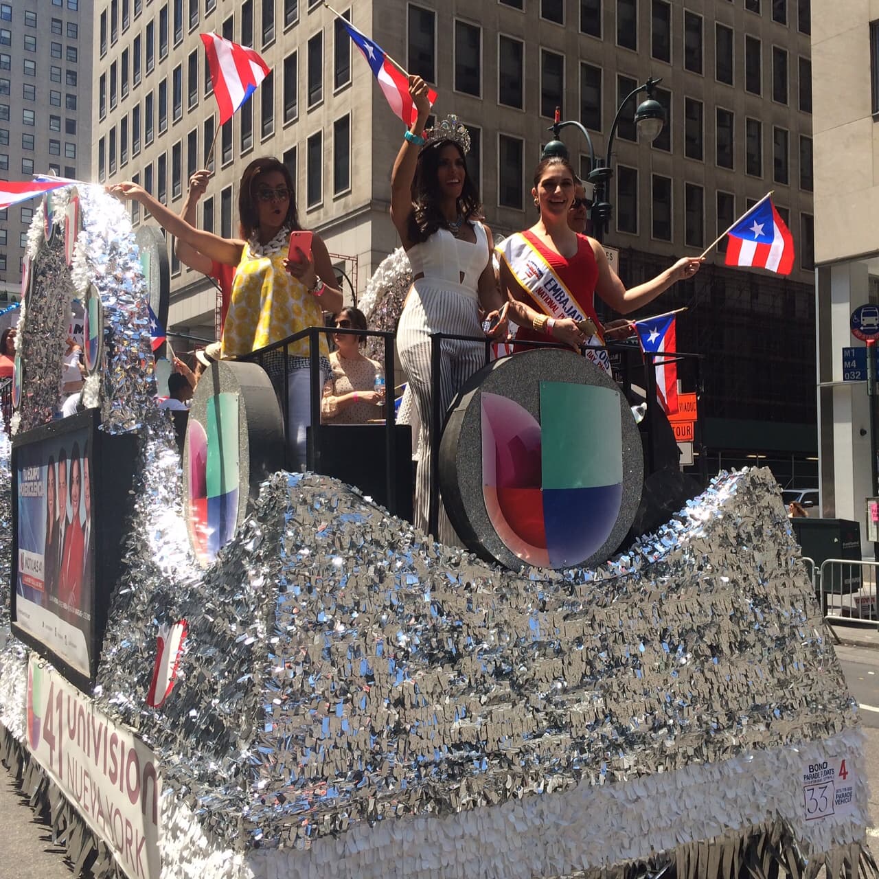 El equipo de Univision 41 se trasladó a la Quinta Avenida para formar parte de la edición 58 del Desfile Nacional Puertorriqueño en Nueva York, al cual también asistió el Gobernador de Puerto Rico Alejandro García Padilla. Un evento que sin duda ha puesto a gozar a los boricuas que se encuentran fuera de la isla.