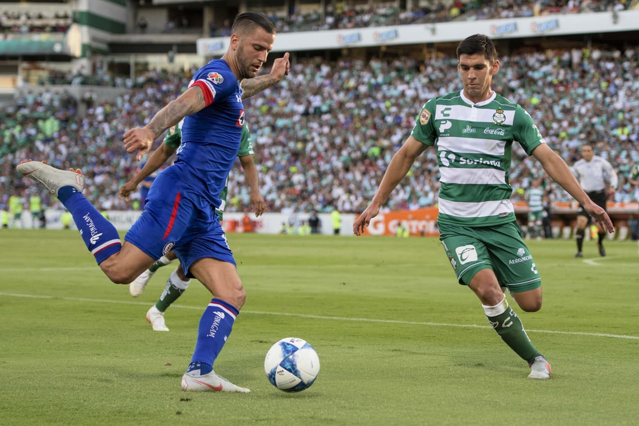 Otro juvenil que ha sido grata revelación en la defensa del Santos Laguna es Jesús Angulo, pues con 20 años es un defensa destacado con el actual campeón mexicano.