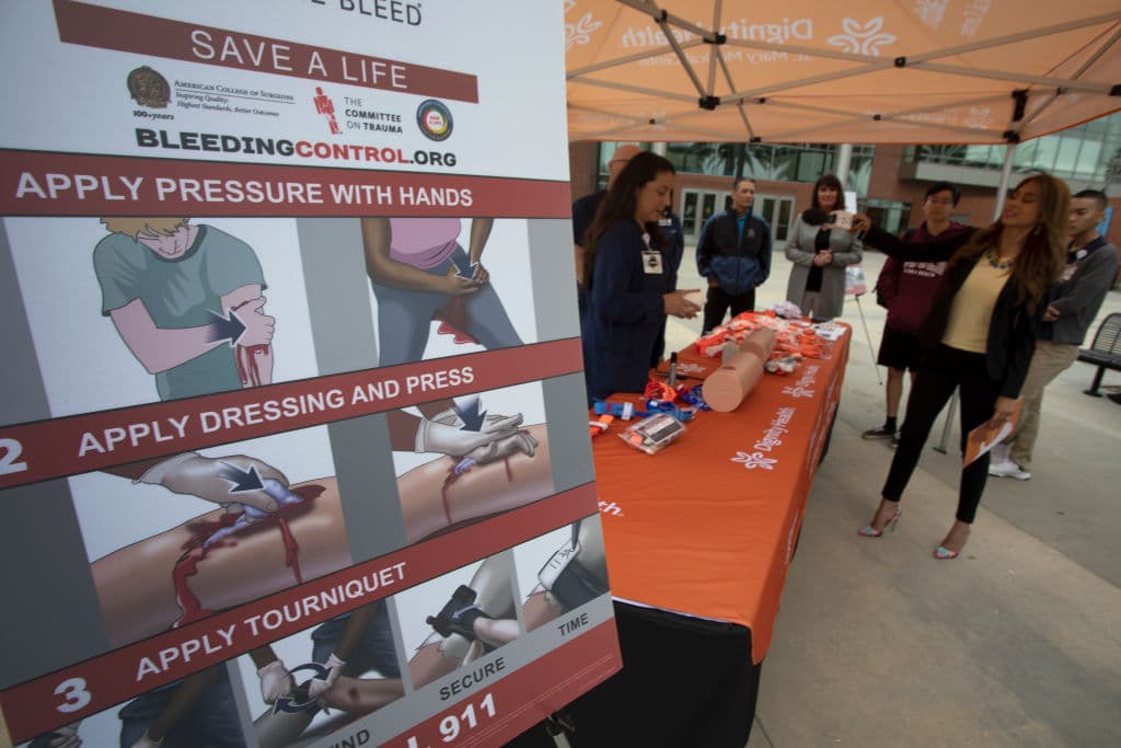 Otras consideraciones para este regreso a clases son los entrenamientos de primeros auxilios, con recomendaciones sobre cómo realizar un torniquete y dar asistencia a heridos antes de la llegada de los grupos oficiales de emergencias.