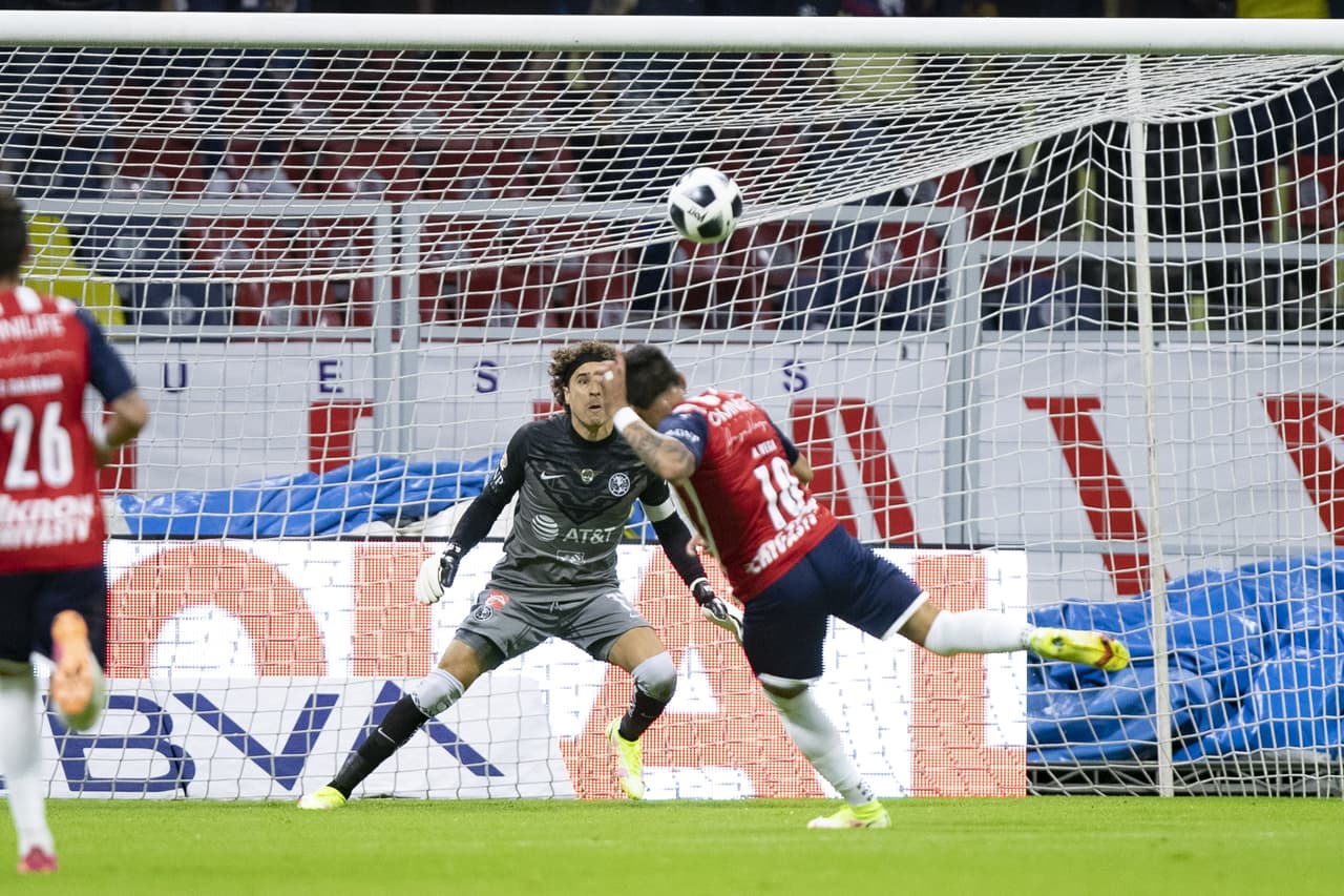 El Clásico entre América y Chivas estuvo lleno de pasión, bronca, ocasiones de gol y mucha polémica por el arbitraje en el encuentro disputado en el Estadio Azteca en actividad de la Jornada 10 del Grita México A21 de la Liga MX.