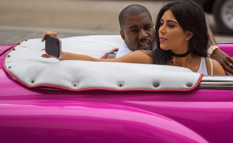 La feliz pareja llegó a la Isla con su bella hija North en compañia de las hermanas de Kim.