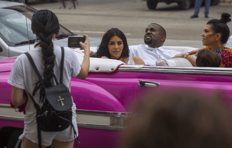 La razón de la visita se debe a que grabarán un episodio de su serie familiar.