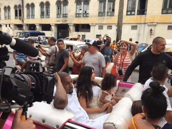 Y no dejaron de ser la sensación, pues todo el mundo los miró y se acercó para saludar a la pareja.