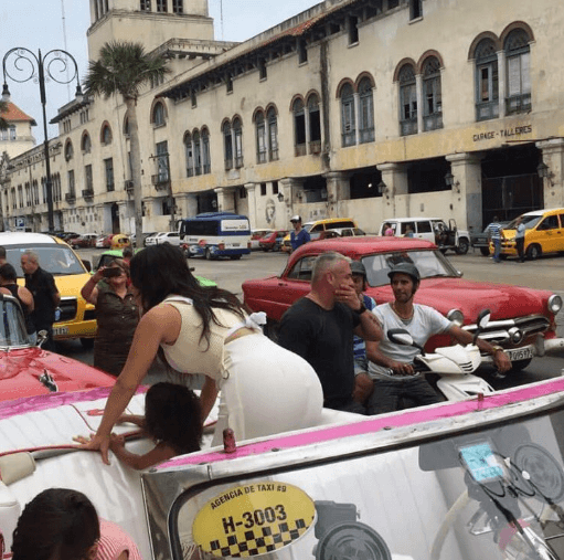 Wow! Kim enseñó su gran 'booty' por La Habana.
