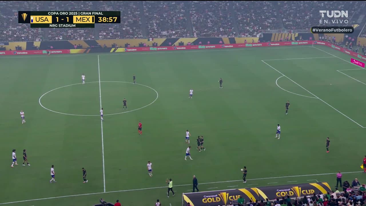 ¡TIRO ATAJADO! disparo por Gilberto Mora.