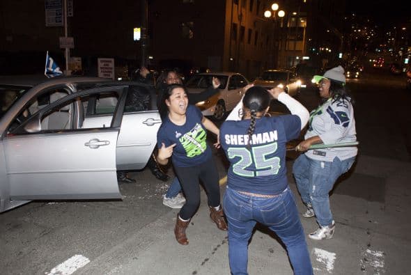 Miles inundaron las calles del centro de Seattle luego de conocerse el contundente triunfo de su equipo frente a los Broncos de Denver.