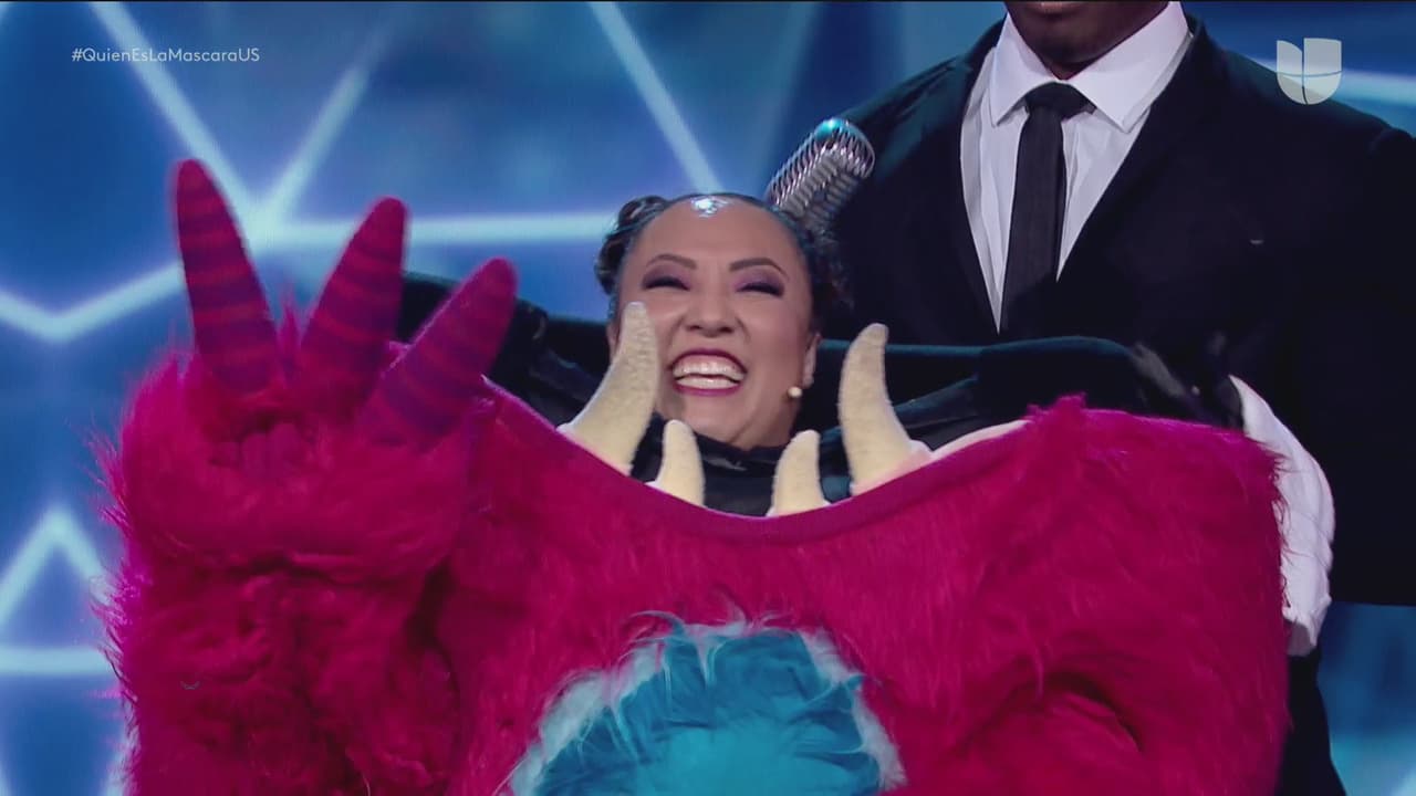 Yuri adivinó que era Michelle Rodríguez quien dio vida al peludo personaje. Apenas se quitó la máscara pudimos conocer la sonrisa de la actriz mexicana de exitosas obras de teatro y telenovelas como ‘Amores Verdaderos’, ‘Mi Corazón es Tuyo’, 'Qué Pobres Tan Ricos', entre otras.
<br>