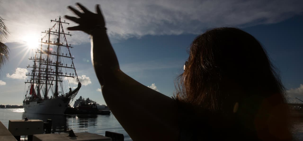 El conmovedor encuentro de una inmigrante con su hijo por primera vez en 14 años