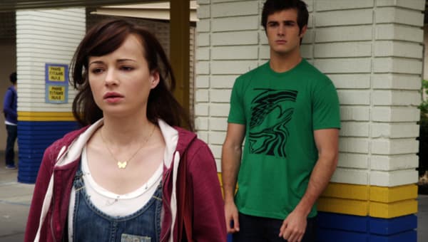 Jenna lucha con los problemas cotidianos de la juventud y se ve envuelta en un problema cuando mantiene una relación secreta con Matty, el chico más popular de la escuela. Él no desea que los demás se enteren sobre su noviazgo, lo que va marcando el ritmo de la trama. ¿La recuerdas?