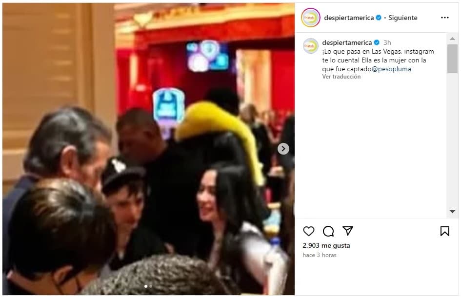 Peso Pluma con una "misteriosa mujer" al interior de un casino en Las Vegas.