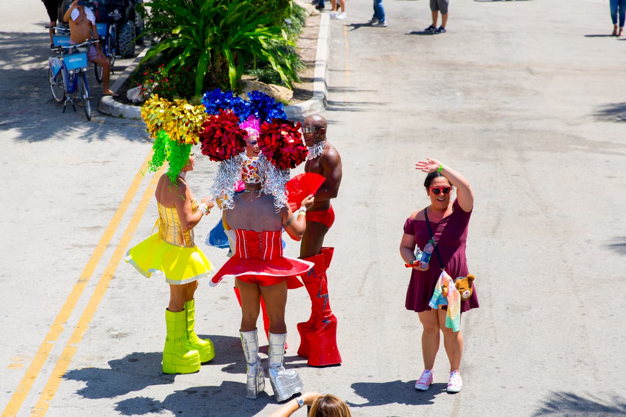 Los drag queens también dijeron 'presente' en el desfile con sus interminables plataformas.