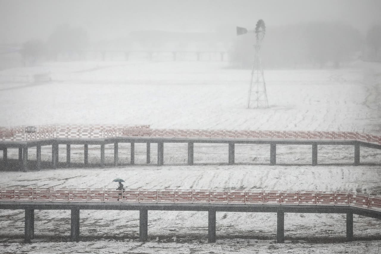 Un hombre solo en el parque Jiangtan en Wuhan, Hubei.