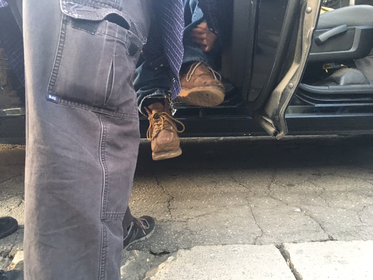 El inmigrante mencionó que sus botas usadas eran prueba de que ahora se gana la vida honestamente.
