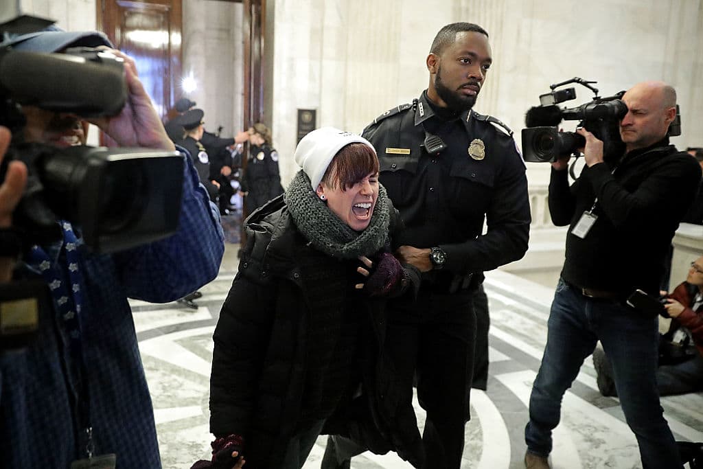 Una manifestante es sacada de la sala al grito de "No a Trump, no al KKK, no a un Estados Unidos fascista". (Foto de Chip Somodevilla/Getty Images)