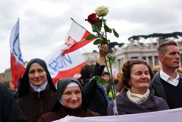 "Es humilde, es de barrio y capaz. Hágase a la idea de que este Papa es el párroco de su iglesia. Así es Bergoglio. Es capaz de comunicar lo que el pueblo necesita escuchar de un Papa", dijo a Efe el argentino Rolando Aquiles, de 54 años.