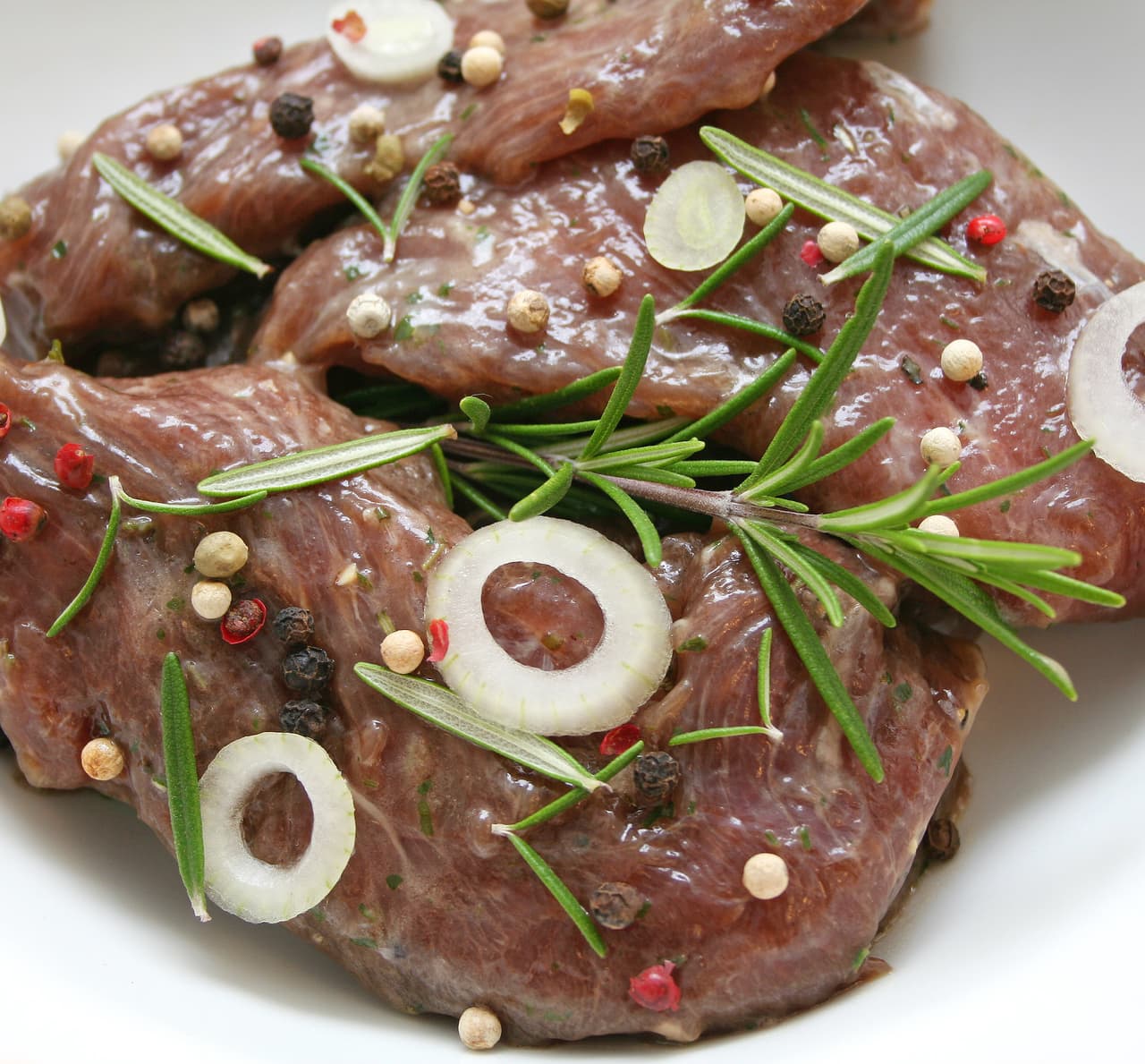 Romero y cordero, salvia con carne y patatas, y canela o nuez moscada con sopa, zanahoria y calabacín: ¡otras combinaciones explosivas!