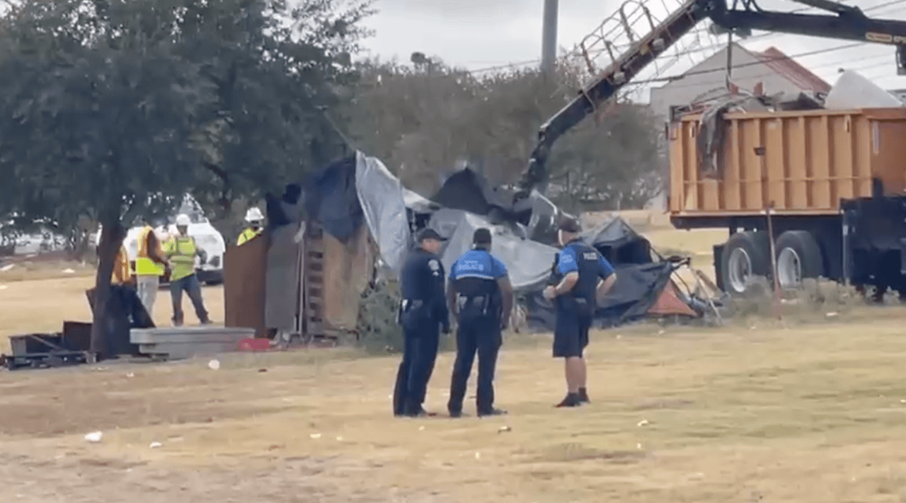 Las autoridades en Austin trabajan para ayudar a esta comunidad a través de un complejo de la Comunidad Esperanza que será desarrollado por The Other Ones Foundation, una organización sin fines de lucro. La instalación podrá albergar temporalmente a más de 200 personas a la vez.