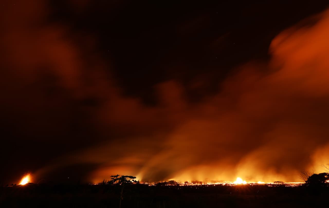 Hasta ahora 40 casas y otros edificios han sido destruidos por la lava roja que fluye del volcán.