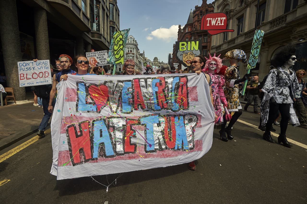 “Ama a EEUU, odia a Trump”.