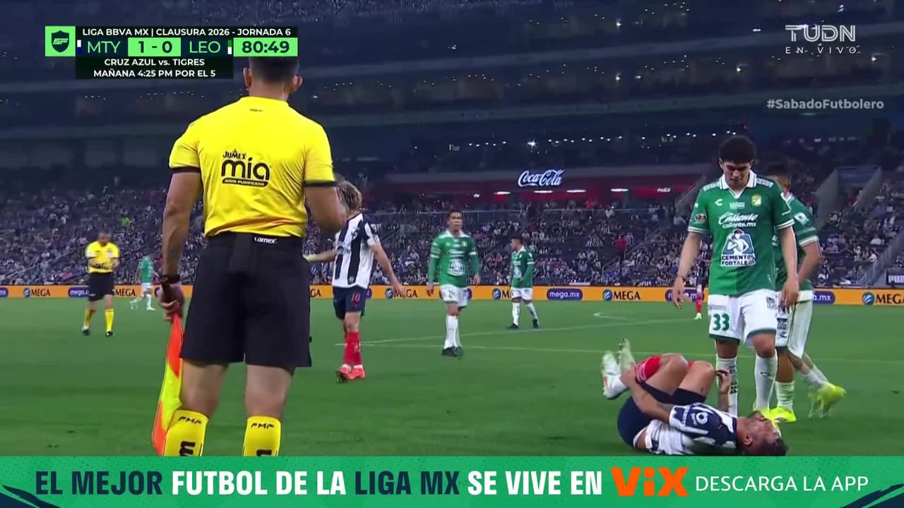 ¡Durísima falta sobre el Tecatito! Vallejo casi rompe a Corona