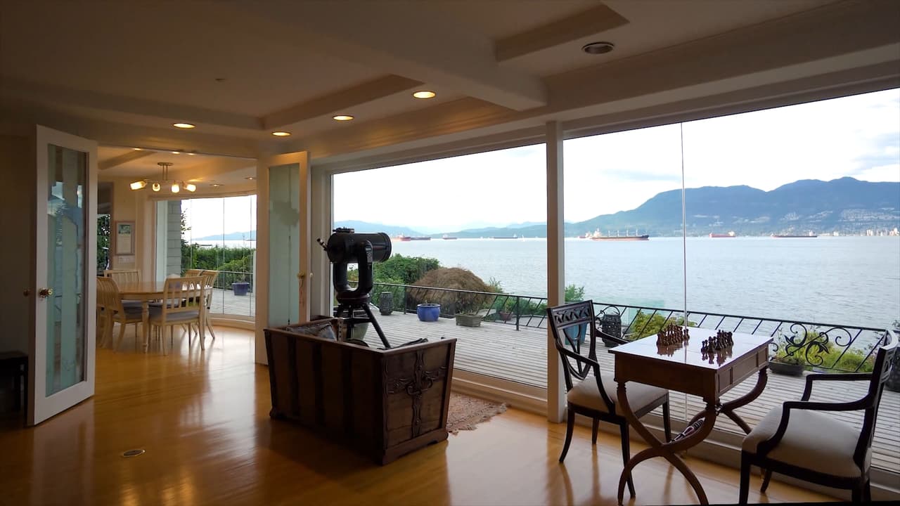 Sus grandes ventanales ofrecen impresionantes panorámicas del océano.