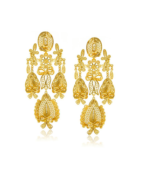 Tres almas es una marca de alta joyería caracterizada por usar la técnica de la filigrana que consiste en doblar pequeños hilos de plata u oro para darle vida a diseños recargados y complejos. (en 
<a href="https://www.instagram.com/tres_almas_/">Tres almas</a>)