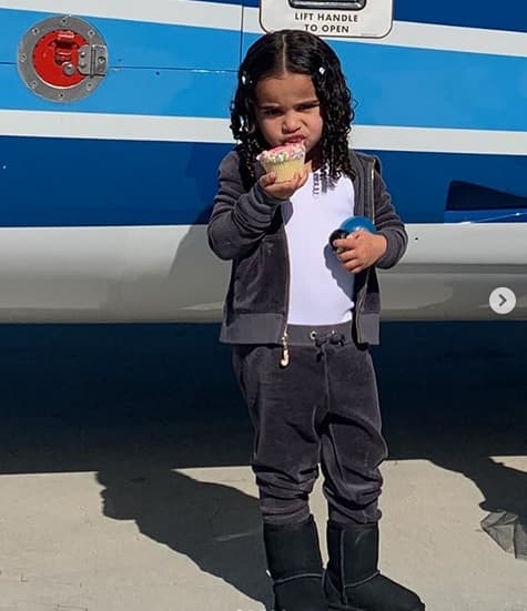 El paseo incluyó
<b> <a href="https://www.univision.com/famosos/khloe-kardashian-revela-que-sucede-con-la-comida-que-sobra-despues-de-sus-lujosas-fiestas-fotos" target="_blank">pastelillos rosados</a> </b>que fueron ofrecidos a toda la tripulación. En aquella ocasión, el helicóptero sobrevoló el famoso letrero de 'Hollywood', uno de los clásicos emblemas de Los Ángeles.
<br>