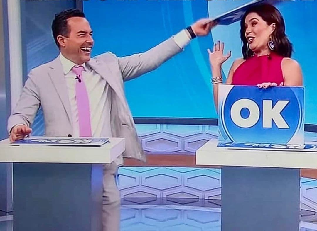 En el 2000 llegó a Miami y fue copresentador de “Lente Loco”, el programa cómico de cámara escondida de Univision, y a partir de entonces no ha parado de hacer reír a los televidentes hispanos.
<br>