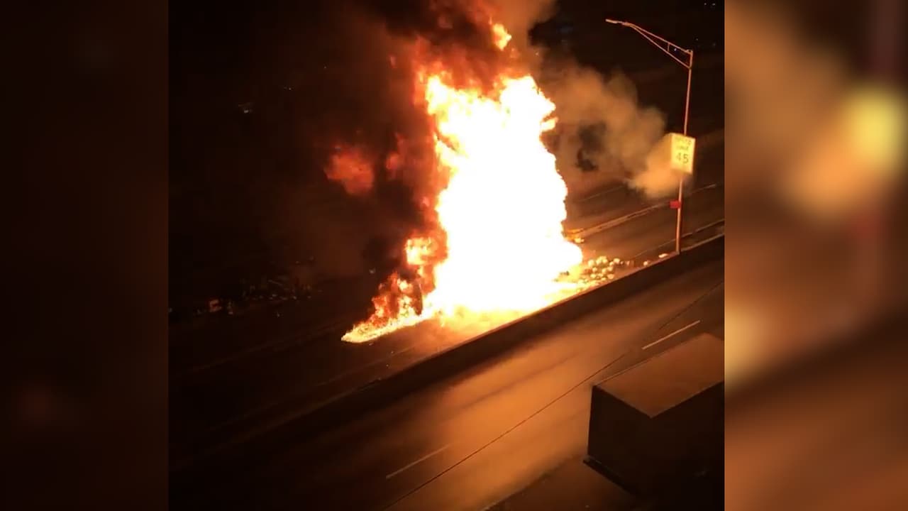 Tanques de gas propano estallan después de que camión se volcara en autopista de Queens