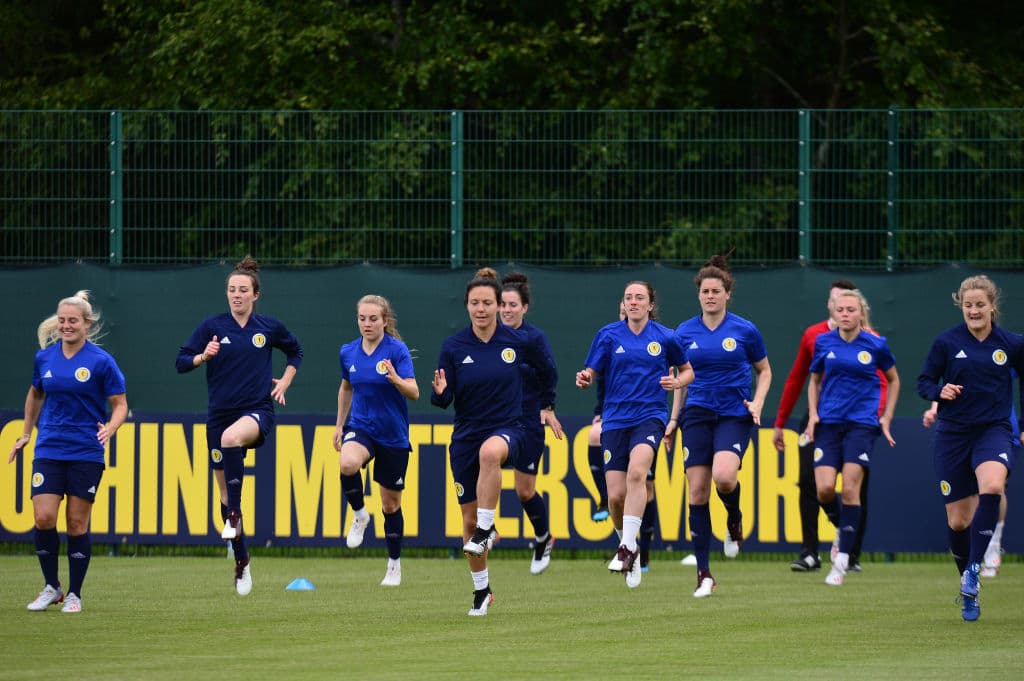 La Selección femenil de Escocia cerró su preparación para participar en su primera aventura en una Copa Mundial Femenina cuando el domingo próximo hagan su presentación en una competencia de esta envergadura ante, ni más ni menos que, Inglaterra, una nación con una gran rivalidad en el campo de fútbol sin importar la rama o la categoría. En medio de la última práctica antes de viajar a Francia algunas jugadoras participaron en una interesante sesión fotográfica.