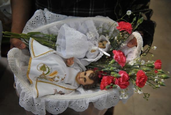 El nombre Candelaria viene de la tradición de bendecir velas y distribuirlas entre los adoradores. Las velas recuerdan las luces de Navidad y simbolizan las palabras de Simeón a José y María en Lucas 2:32 de que Jesús sería "la luz para revelación a los Gentiles y gloria del pueblo de Israel".