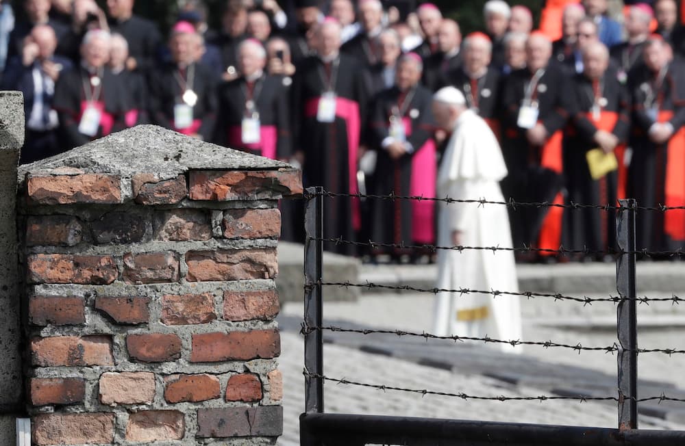 El papa Francisco oró en la oscura celda subterránea de Auschwitz de un santo católico, Maximiliano Kolbe, un fraile polaco católico que sacrificó su vida durante la guerra para salvar la vida de otro hombre