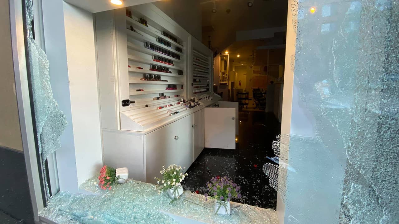 En imágenes compartidas en redes sociales se aprecian los
<b><a href="https://www.univision.com/local/chicago-wgbo/el-centro-de-chicago-destruido-tras-violenta-jornada-de-manifestaciones-video">destrozos en locales del centro de Chicago</a></b> luego de los actos de vandalismo y saqueo durante las protestas del sábado por la muerte de
<a href="https://www.univision.com/local/chicago-wgbo/mas-de-100-arrestos-en-chicago-por-las-protestas-ante-la-muerte-de-george-floyd">George Floyd.</a>