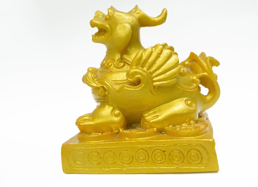 Las antiguas tradiciones chinas aseguran que el dragón, como una de las criaturas celestiales, personifca el dominio sobre los cuatro elementos -tierra, agua, fuego y aire-, dado que puede volar, vivir en tierra o agua y arrojar con su aliento tanto fuego como agua.