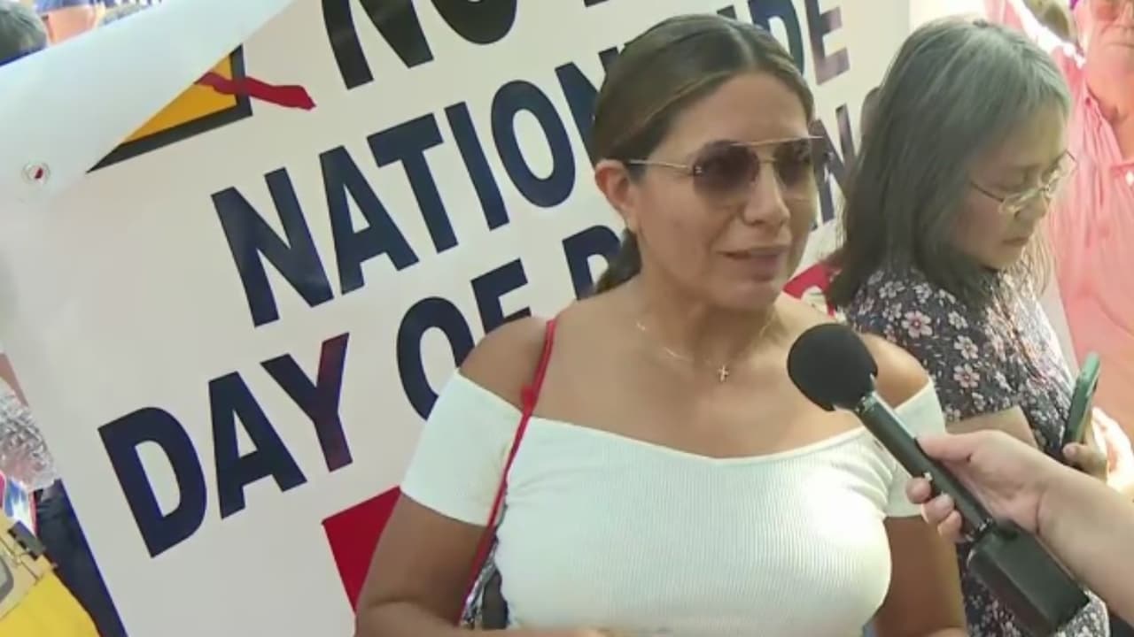 Cientos de personas se congregaron durante la mañana de este sábado 14 de junio en el centro de la ciudad de Houston, 
<b><a href="https://www.univision.com/local/houston-kxln/no-kings-houston-horarios-ubicaciones-marchas-pacificas" target="_blank">con pancartas y banderas, para participar en la protesta ‘No Kings’. </a></b>