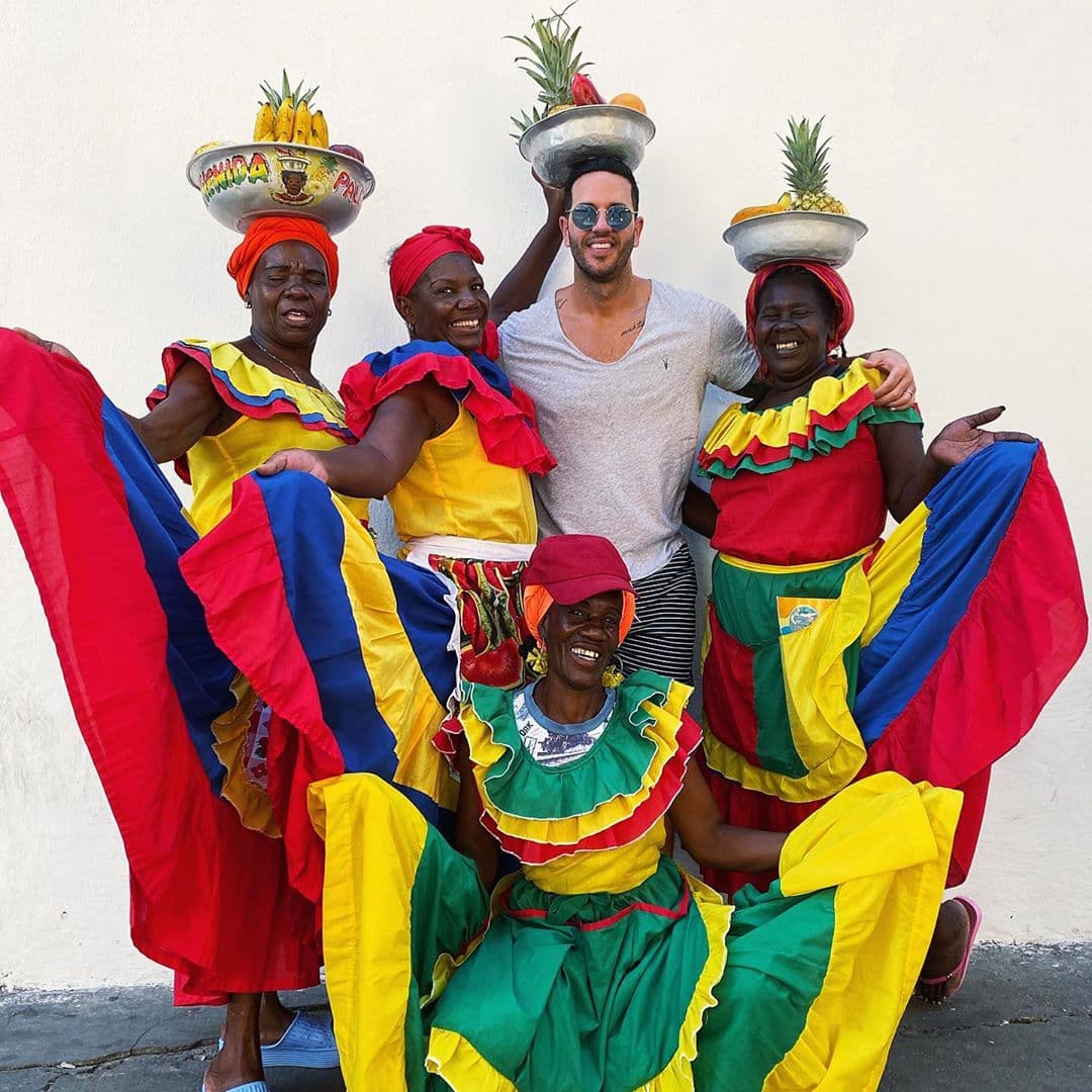 "Mientras haya playa y frutas, habrá felicidad, si no me creen pregúntenle a ellas", redactó el chef Yisus junto a esta fotografía donde se le ve disfrutando de los colores de Cartagena, Colombia.