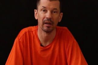 Cantlie aparece con un aspecto desgastado y vistiendo el mismo traje naranja al estilo Guantánamo. (Imagen tomada de Twitter)
