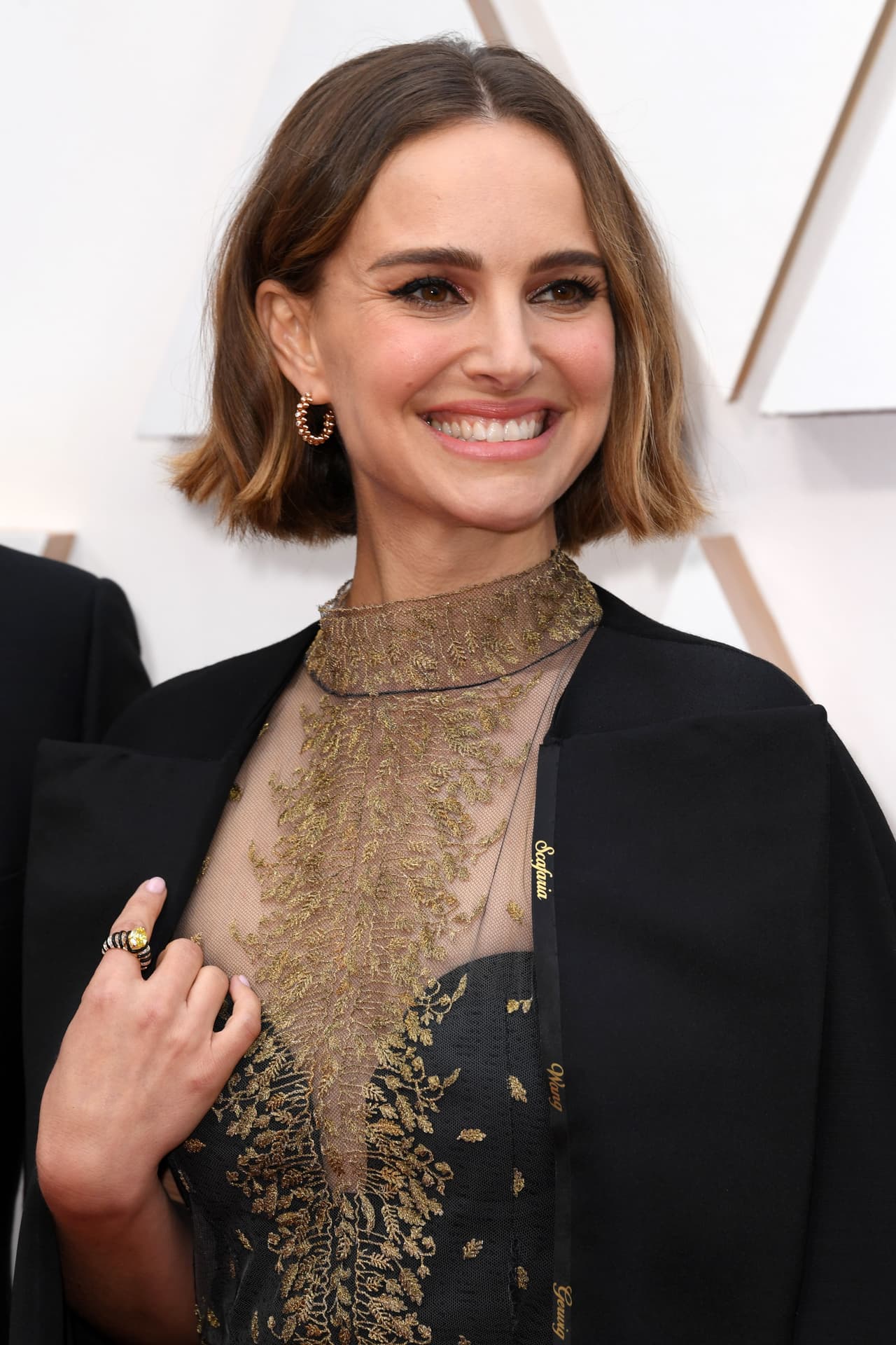 También de su rostro expresivo y el maquillaje de Lisa Storey quien le dio el look con productos de Dior en tonos beige, rimel en las pestañas y brillo labial. 
<br>
<br>Edad: 38 años.
<br>