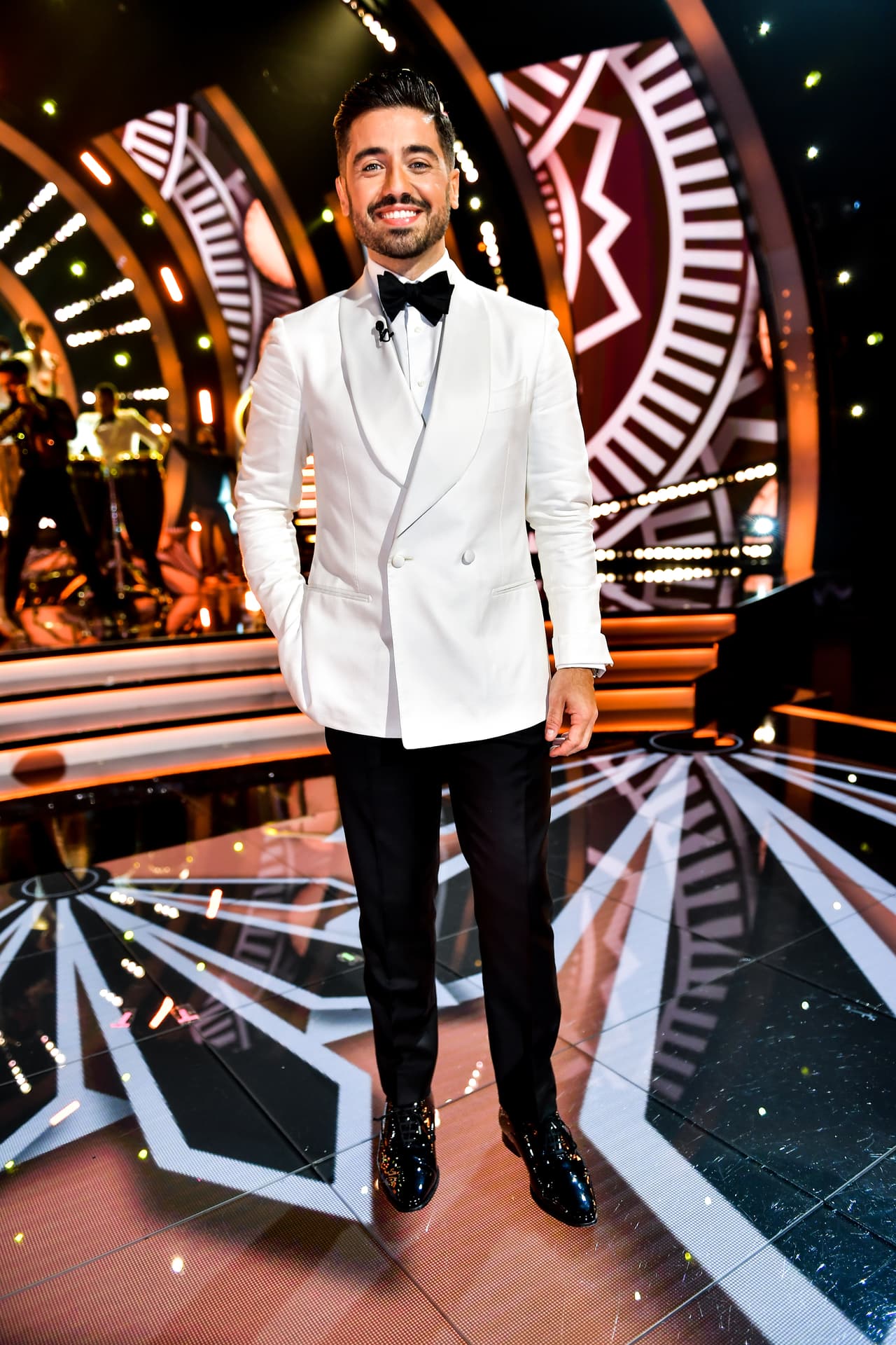 El conductor español, quien por primera vez estuvo en la conducción del reality show, se esmeró en cada gala para lucir impecable de pies a cabeza.