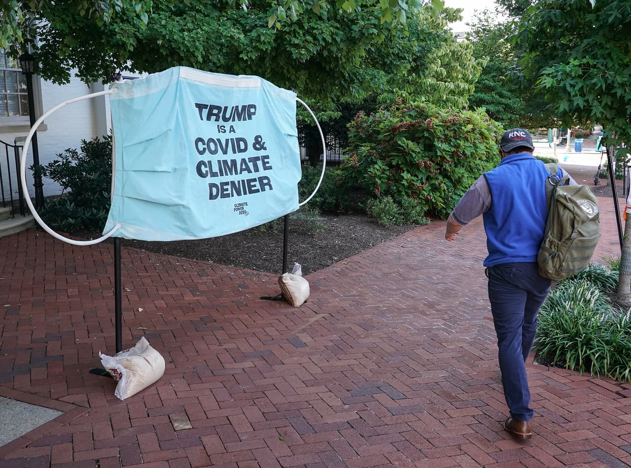 Una mascarilla gigante con la frase "Trump ciega el clima y el covid-19" fue colocada en Washington DC en la víspera de la Convención Republicana.