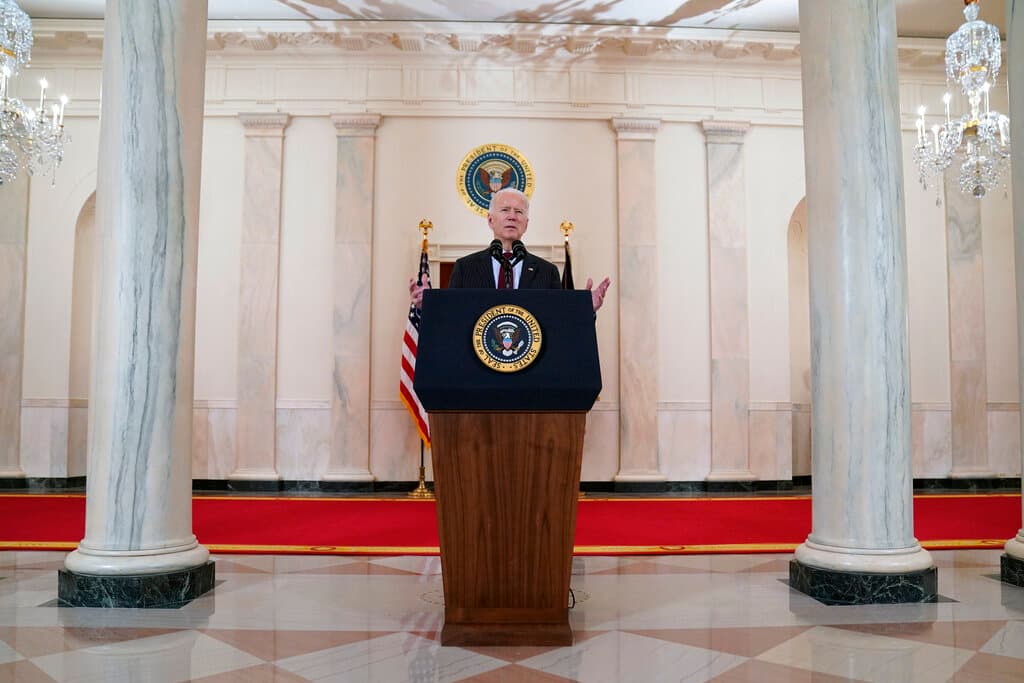 “Tenemos que resistirnos a ver cada vida como una estadística o una cifra borrosa en las noticias. Debemos hacerlo para 
<b>honrar a los muertos</b>. Pero, igualmente importante, 
<b>para cuidar de los vivos</b>”, señaló 
<a href="https://www.univision.com/temas/joe-biden">Biden</a> durante el discurso que pronunció este lunes en la Casa Blanca.