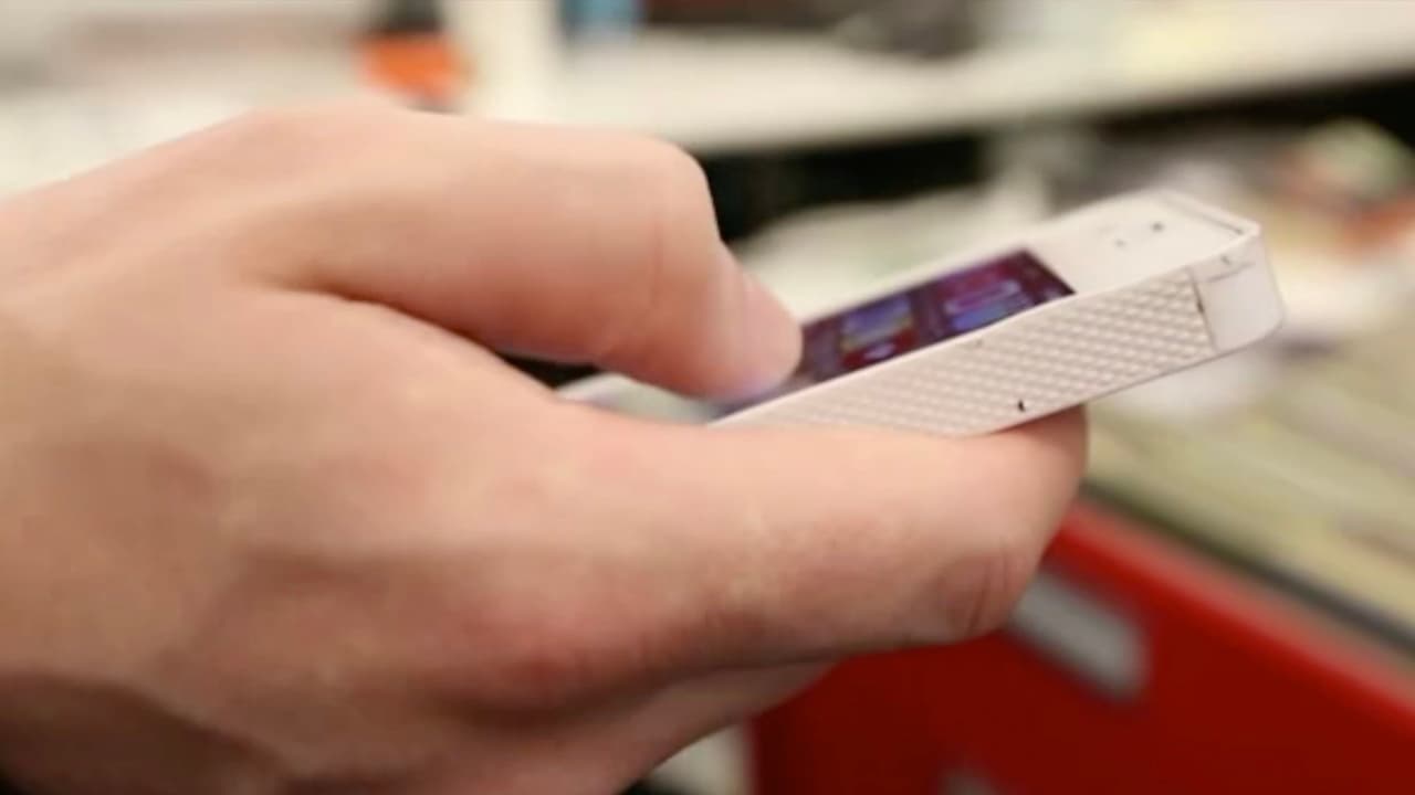 Nunca envíes dinero, criptomonedas o tarjetas de regalo a nadie con quien solo te comunicaste en línea o por teléfono, independientemente del amor que le tengas.