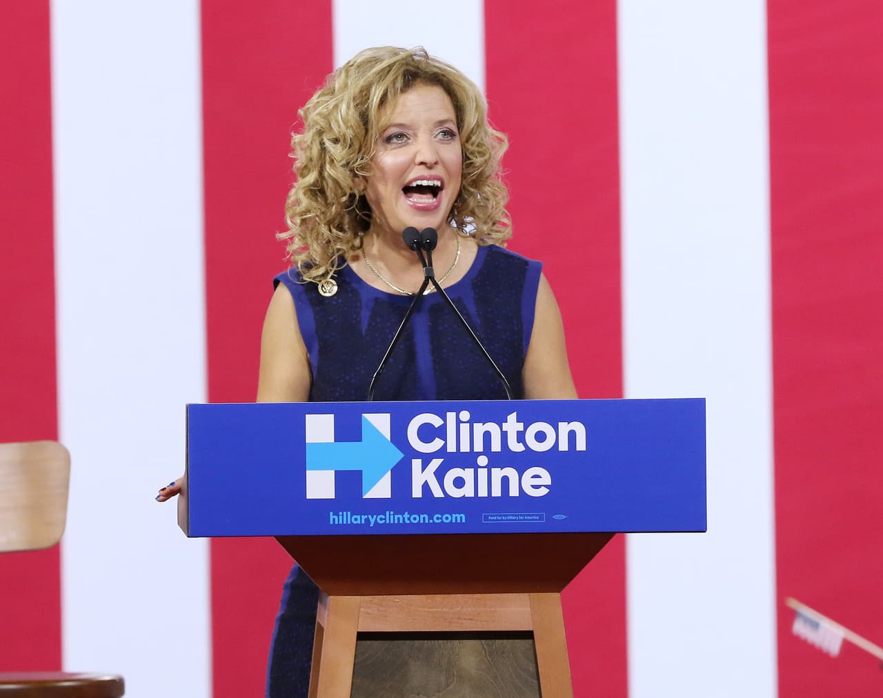 <b>Debbie Wasserman Schultz.</b> Una fuente consultada por la agencia AP dijo que un dispositivo había sido enviado a la dirección incorrecta y fue devuelto a la dirección del remitente: la oficina de la representante Schultz. Las correspondencias sospechosas interceptadas se enviaron por correo en sobres de manila con interior plástico y como remitente llevaban escrito el nombre y la dirreción de esta legisladora y expresidenta del Partido Demócrata, según informó el FBI.