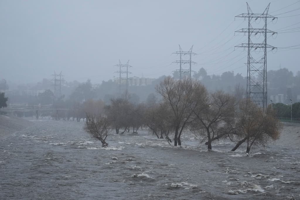 El río Los Ángeles también se transformó en un riesgo latente este domingo, con su caudal robustecido.