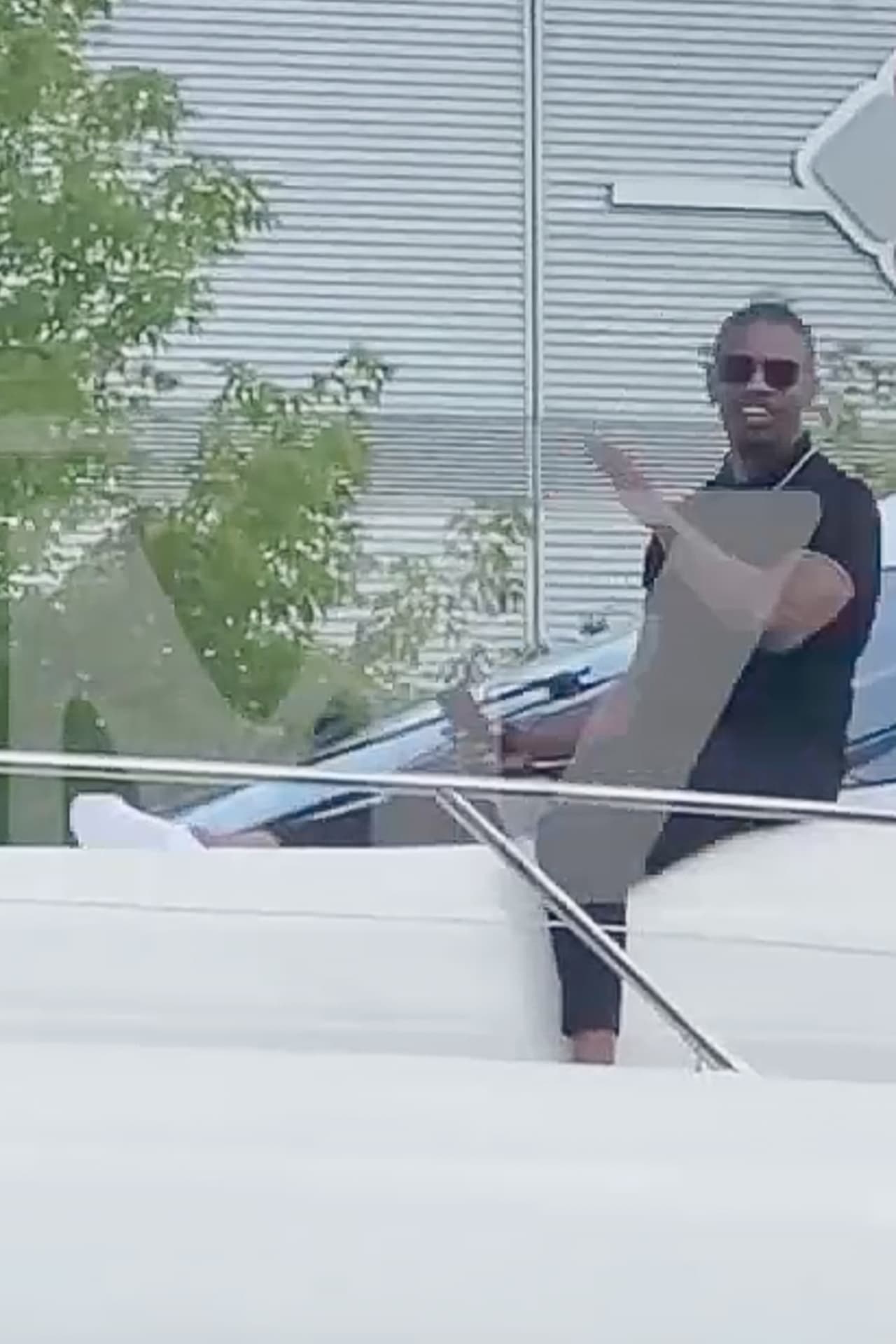 “La vida en barco. Celebrando el verano con Brown Sugar Bourbon. ¡Manténganse bendecidos!”, escribió simplemente.