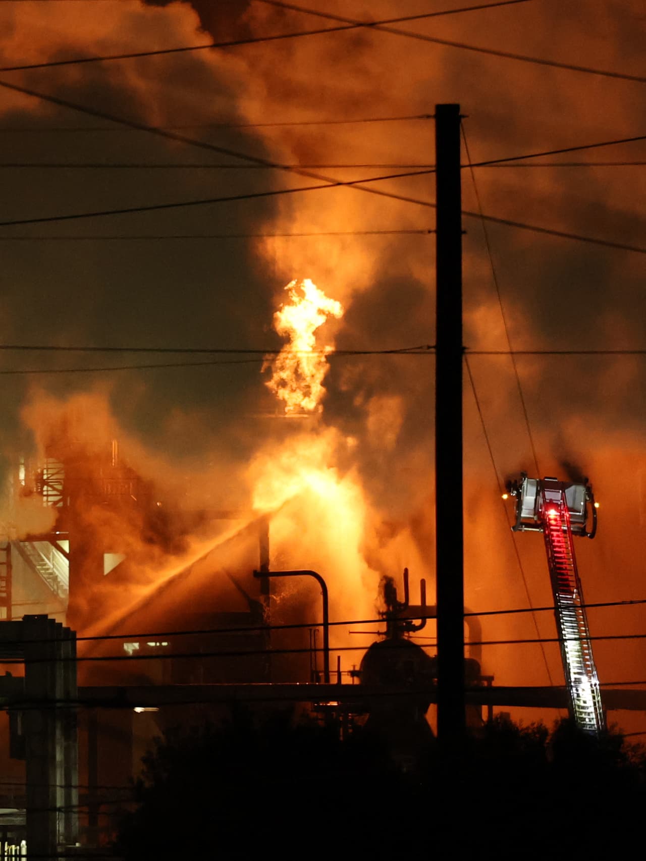 Las columnas de fuego y humo podían ser vistas a millas a la redonda, por lo que autoridades recomendaron a residentes a no salir de casa.
