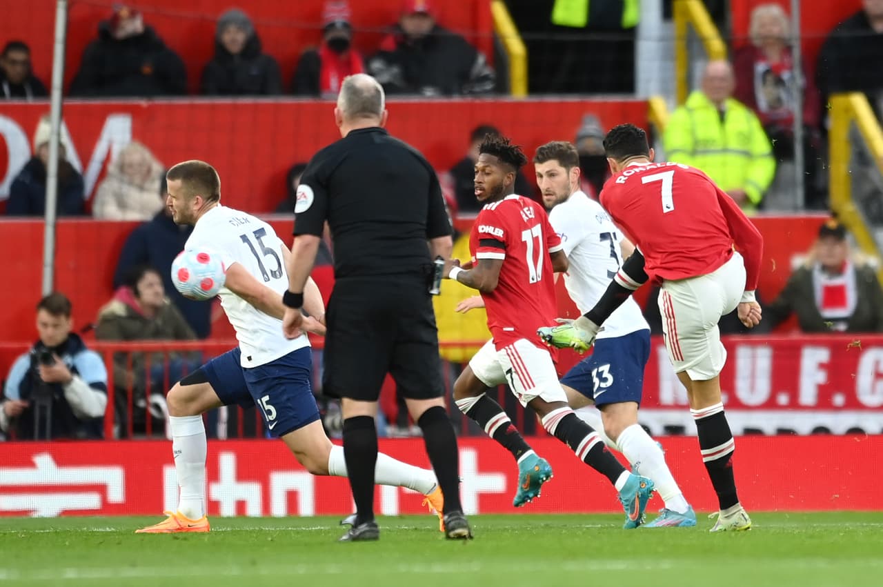Cristiano Ronaldo anotó hat-trick para que el Manchester United venciera 3-2 al Tottenham.
