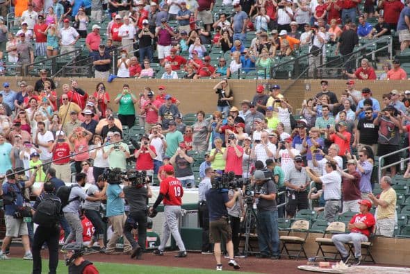 ¡El famoso comediante Will Ferrell se lució jugando con 10 equipos diferentes de la MLB  en cinco partidos del Spring Training en un solo día! Mientras los fans le hacían porras al comediante, éste les hacía bromas desde la cancha. Su hazaña fue grabada para una producción televisiva que será transmitida por HBO a finales de año.
