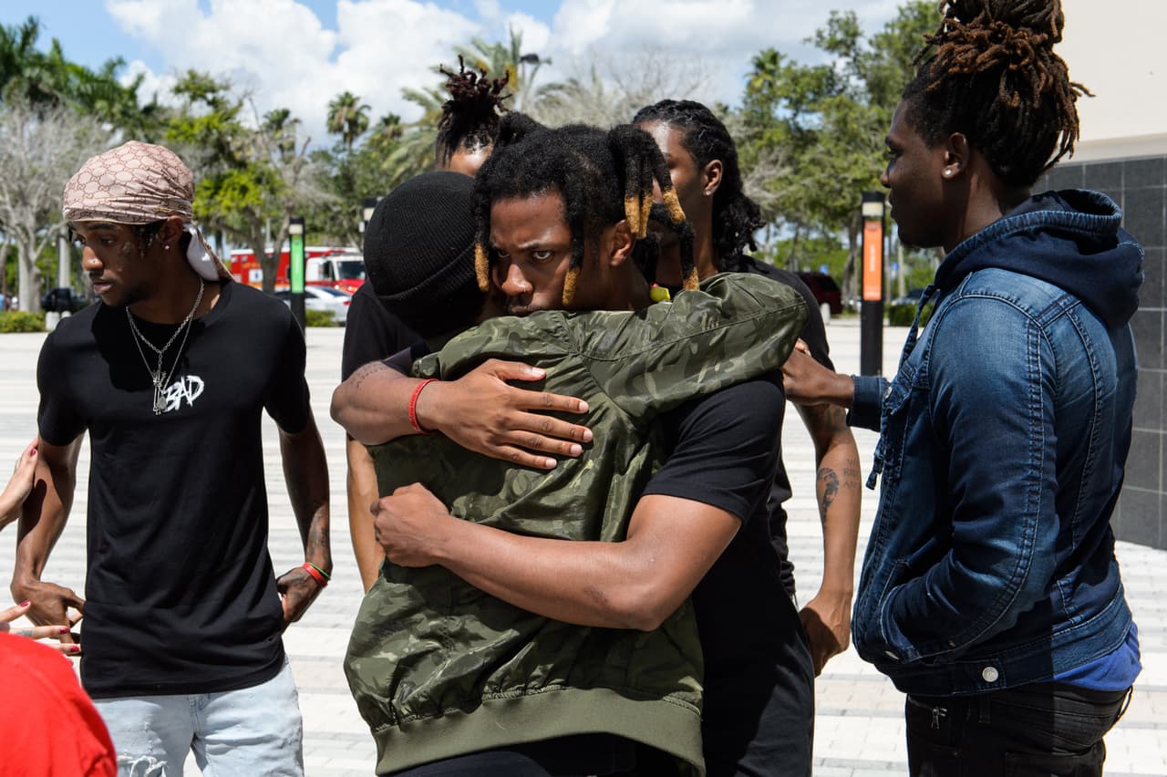 Pese a que el féretro permaneció abierto, el lugar donde el rapero recibió los disparos mortales 
<b><a href="http://www.sun-sentinel.com/local/broward/fl-reg-xxxtentacion-memorial-sunrise-arena-20180626-story.html">no fue visible</a></b> para el público.